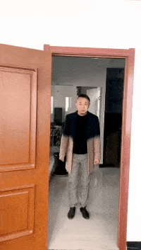 搞笑gif趣图:遇事不要慌,先拿出手机发个朋友圈!