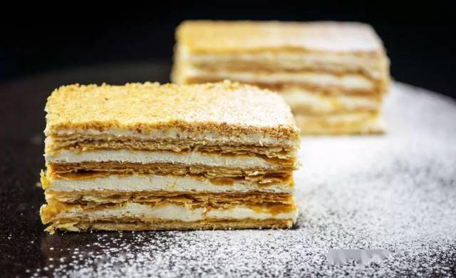 拿破仑蛋糕的法文名为 mille feuille,即有一百万层酥皮的意思,所以它