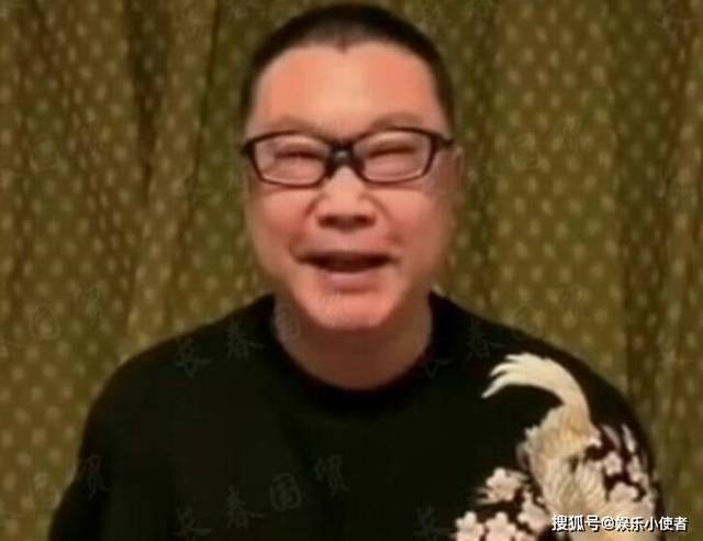 51岁尹相杰近照 依然留着当年的发型笑容灿烂