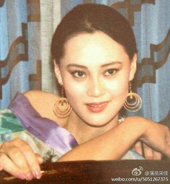 58岁大宋佳依然霸气到位,一袭黑裙配红眼影,尽显东方韵味