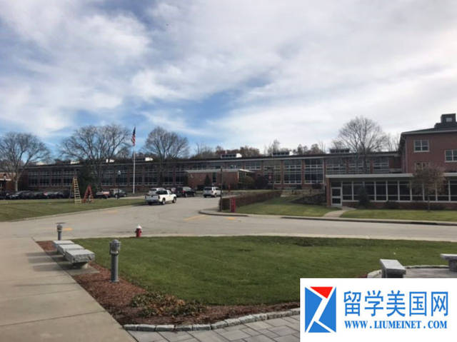 学校优势一:学校地理位置好,距离伍斯特开车10分钟车程.国际生少!