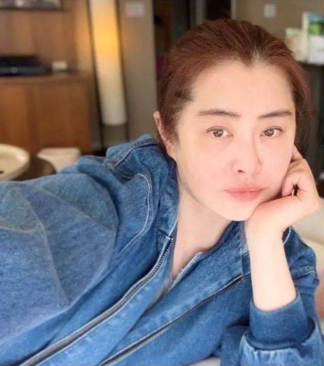 王祖贤自称是老人,晒素颜却还宛如少女,果然女神老了也漂亮!