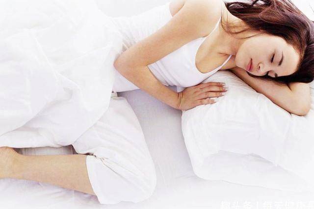 为什么女生睡觉的时候喜欢"夹被子",原因有3个,进来看