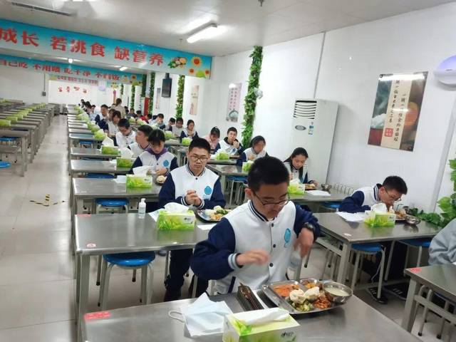 崂山育才学校的食堂实行一人一桌就餐制 西海岸新区