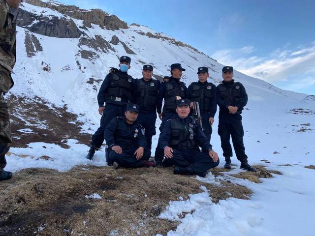 山岩乡巴巴村山高路陡,加之大雪覆盖,打滑严重,只能伏地爬过.