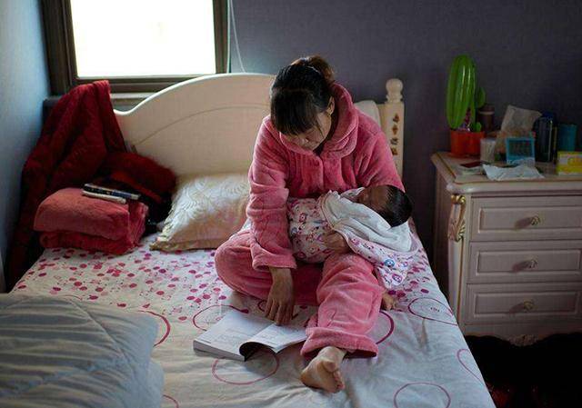 妈妈长期带孩子入睡,宝宝熟悉妈妈的气味,声音和其他特征,会养成只认