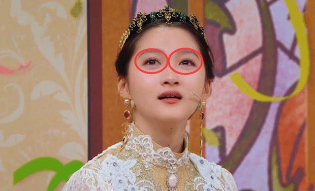 贾玲自己招了,关晓彤"优雅"坐姿全是假的,私底下像个汉子!