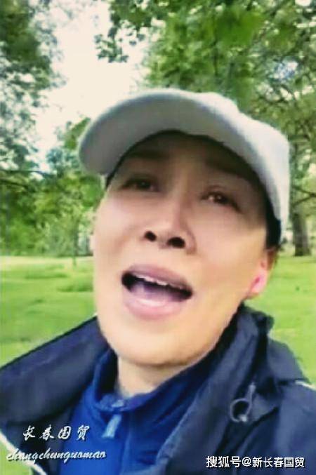 53岁那英近照曝光,衣着随意素颜出镜状态好