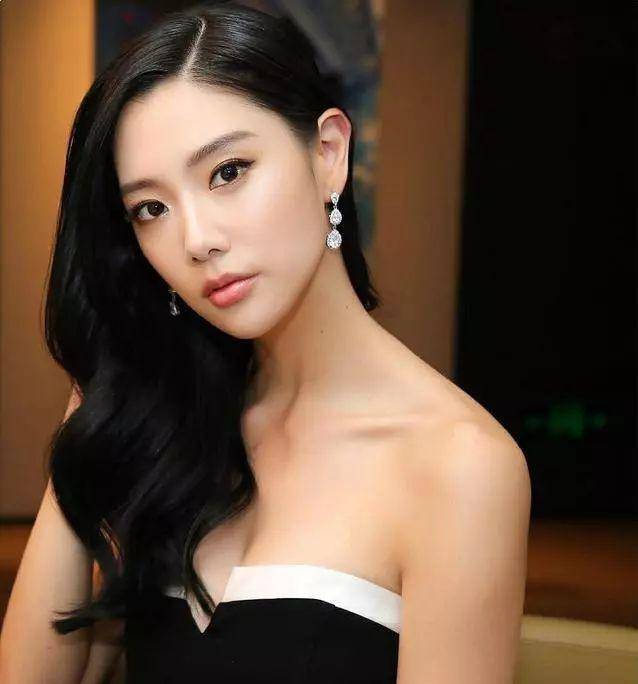 "亚洲第一美腿"李成敏上线,性感碾压柳岩,却被网友质疑"身材造假".