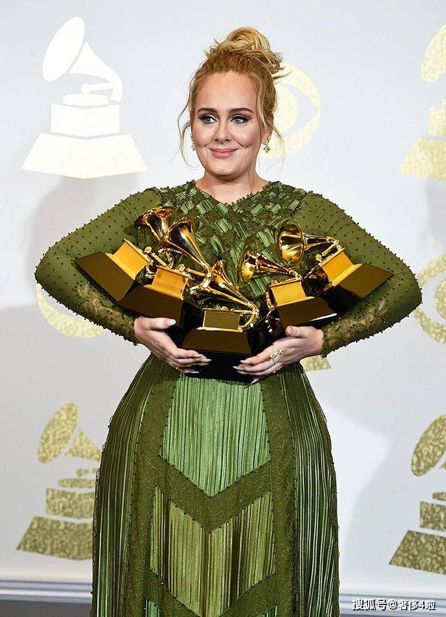 2017年格莱美颁奖典礼上,阿黛尔在新闻发布厅拿着她的奖杯.