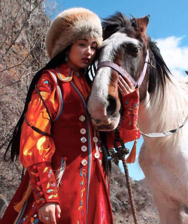 实拍:柯尔克孜族的美女与金雕,充满草原气息(图)