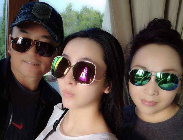 原创李思思一家颜值超高,母女二人似姐妹,爸爸也是大帅哥