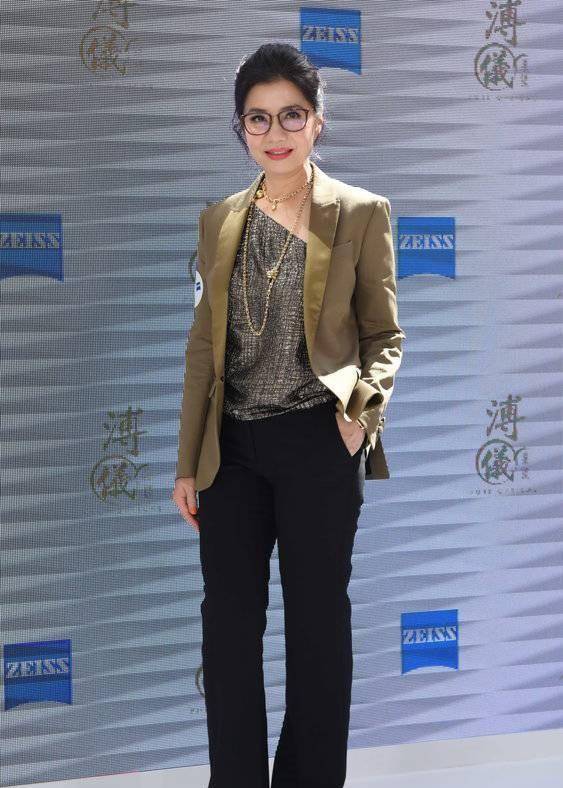 钟楚红哪像59岁?亮领西装配亮片内搭光彩照人,戴大框眼镜超减龄