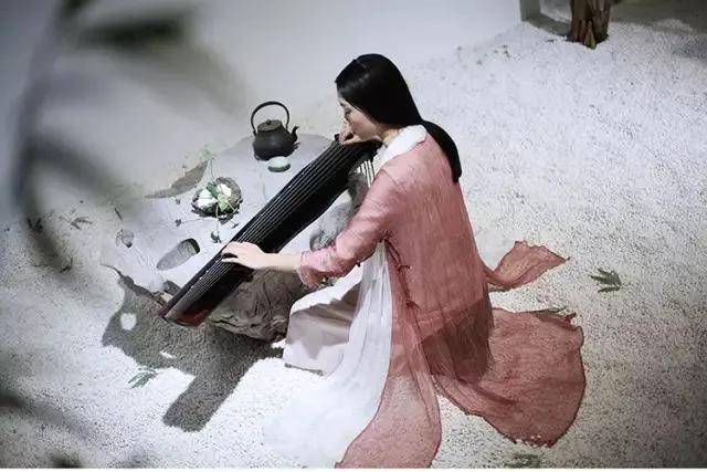 女人喝茶,常常像微风中的杨柳拂面