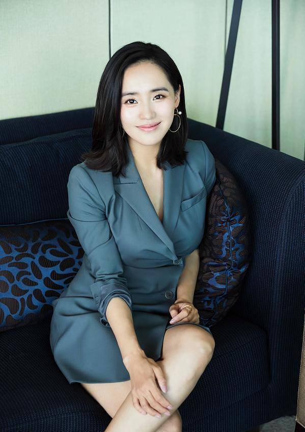 王智颜值高,还非常会穿,灰色风衣内搭条纹衫,勾勒出了曼妙身材_手机