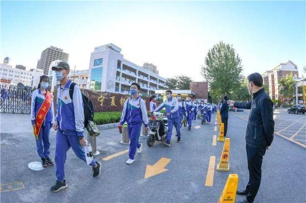 5月11日7时许,宁夏银川一中门口,学生们正在有序进入学校.