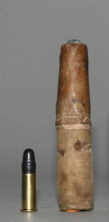 夏塞波步枪 以油纸 亚麻布为壳的定装弹(右)