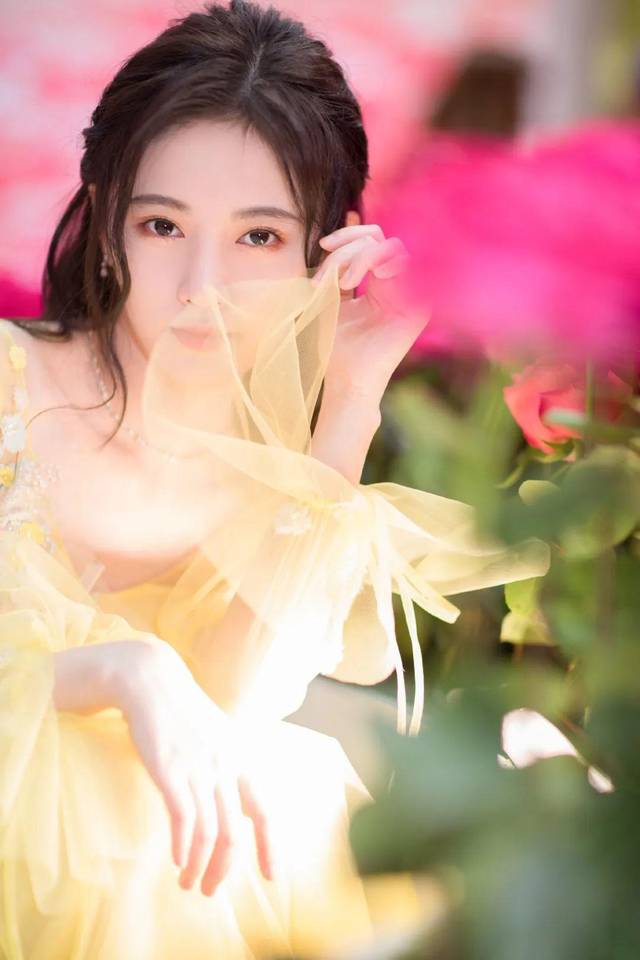 cr:娜扎工作室 鞠婧祎也将日光黄穿在身上,温暖的颜色搭配上刺绣元素
