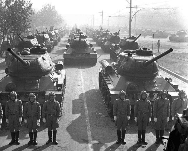 从1951年国庆节起,到场阅兵式的坦克是从苏联入口的t-34/85中型坦克