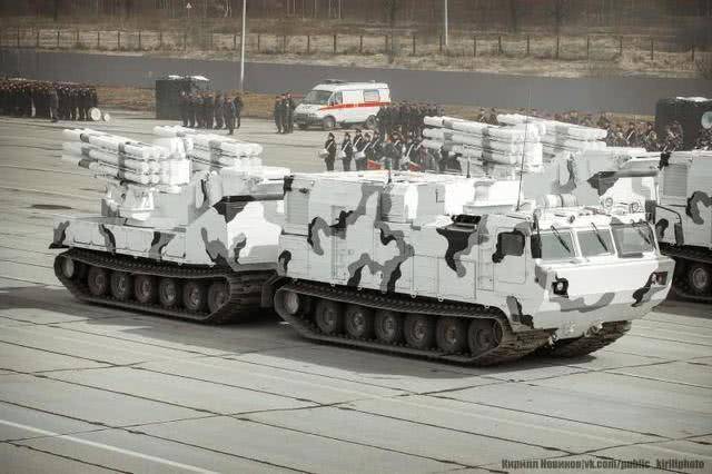 安装在dt-30全地形车上的"铠甲"sm新型北极防空导弹车.