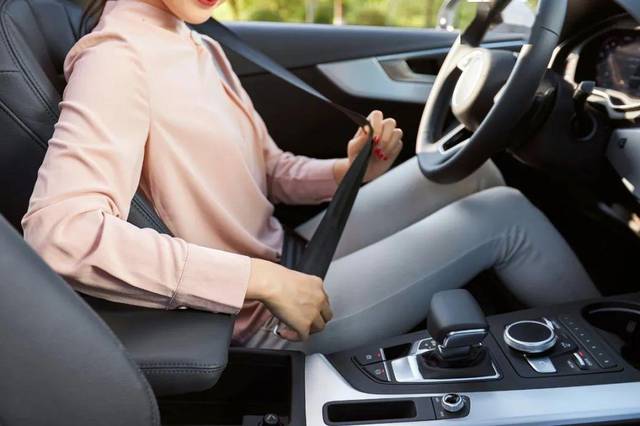 汽车安全带是约束人员一种安全装置.