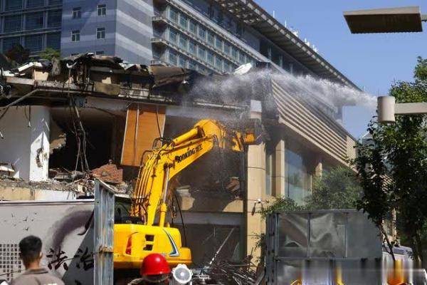 北京:西长安街拆除最大违建