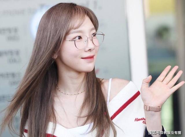 irene 裴珠泫当选"最适合戴眼镜的女艺人,iu,泰妍等人均上榜