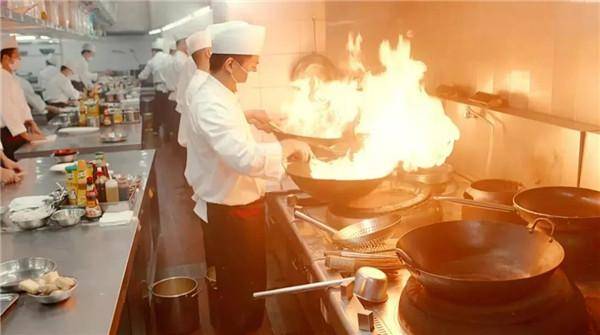 "厨师向炒菜锅吐口水"一事,涉事厨师真的把口水吐进锅