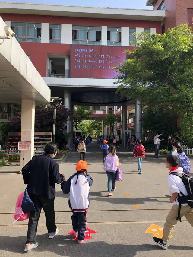 假装不开心好难哦 光是想想 孩子跨进校园的那一刻 苏苑实验小学