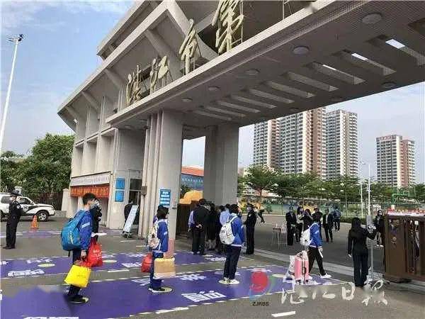 暖心湛江中小学复课在即南海舰队送来7万多个口罩