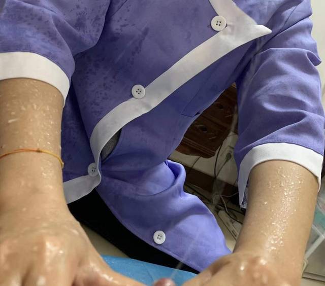 生理性涨奶连胳膊都抬不起来,进行了暴力通乳,叫声哭声充斥着整个病房