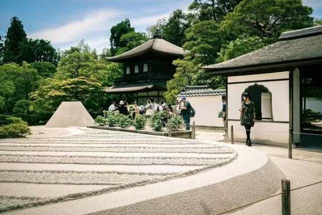 银阁寺最为出名的是枯山水庭院,银阁,东求堂和锦钟池组成了庭园,象征