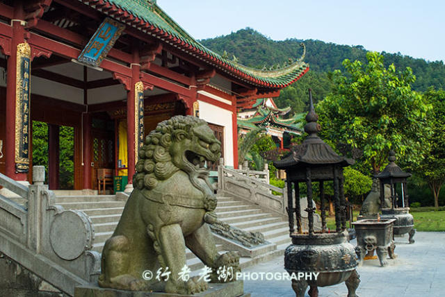 慈云寺,虽然座落在广东肇庆莲花镇葫芦山风景区内,但离六祖寺并不远