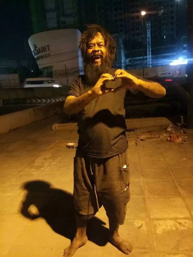 一个邋遢的流浪汗,靠喂流浪猫,剪了一次头发