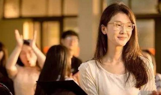 称林忆莲与吴倩莲结合体,影视圈最会演老师的女模