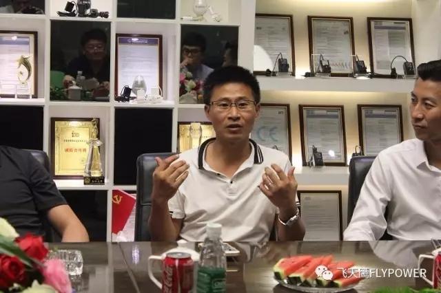 向贾书记一行介绍公司相关产品和设备 同时,大家对我司产品生产现状