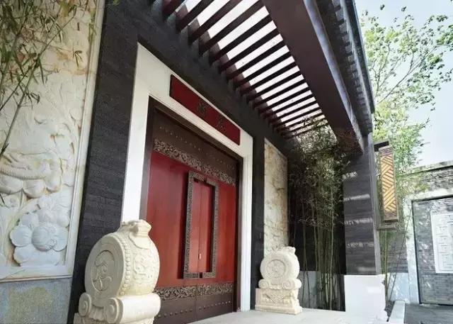 无不显示着中式大门的简朴优雅 ▼ 现代中式大门的设计 大多藏于郁郁