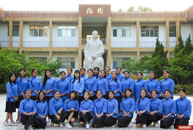 各种只有一个男生或者女生的毕业照引发热议,而在山东滨州学院,这里