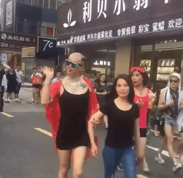 深圳水贝惊现妖男,你特么赔老子三观!