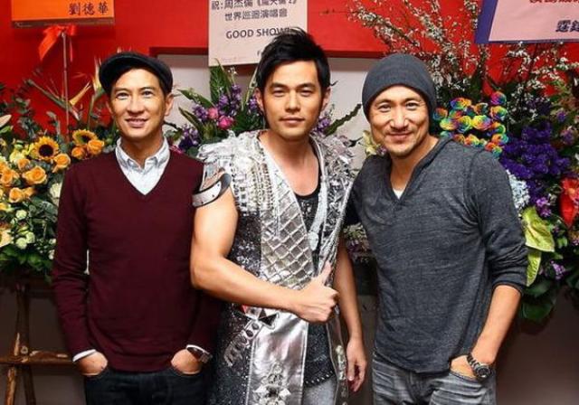 小学生在周杰伦演唱会上赶作业,陪家长追星容易嘛?网友酸了…图片