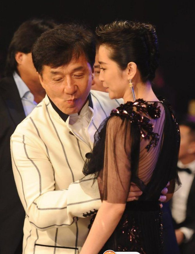 成龙和12位美女明星的合影,唯独对她不敢毛手毛脚