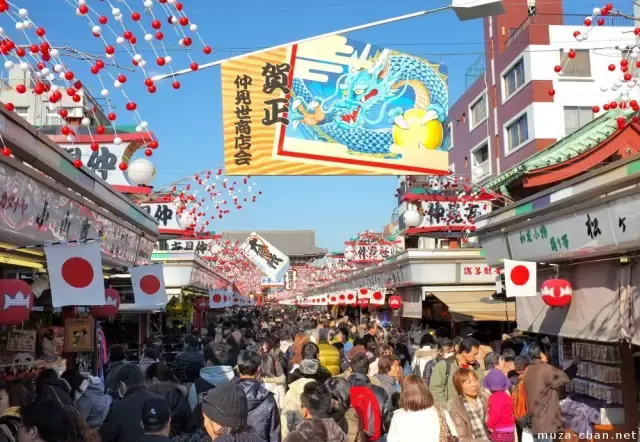 仲见世商店街(nakamise-dori street),日本最古老的的商店街之一.