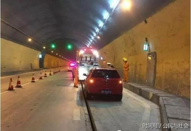 应急停车带内,并开启危险报警闪光灯;车内人员要及时站到隧道内路肩上