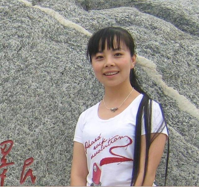 王二妮土气朴素,今成为经纪人的妻子,逆袭成女神