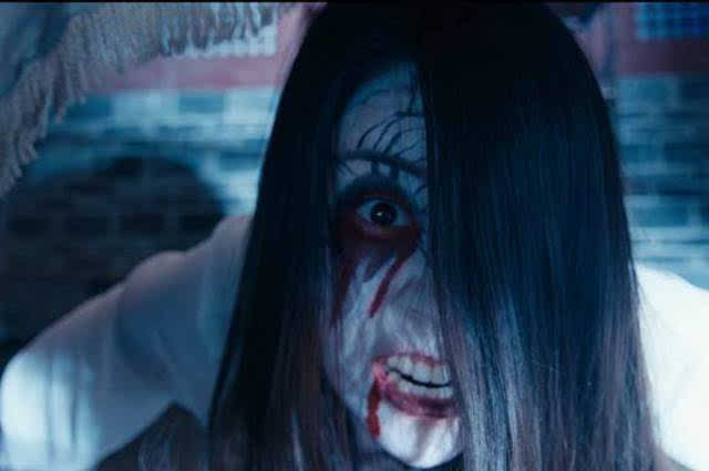 贞子一样的白色影子,恐怖的鬼脸…… 也得亏八卦姐是恐怖片爱好者,不