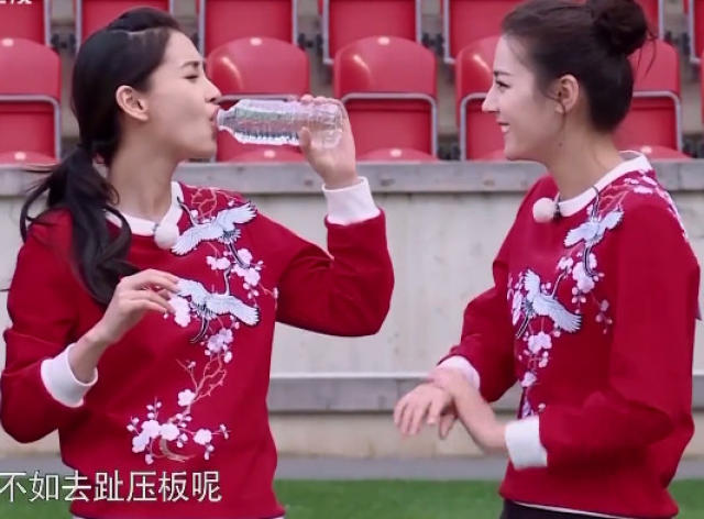 baby和热巴全身合照图片