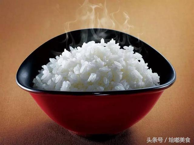 小时候我们都会将米饭拌点什么,就能吃上一大碗,今天小编就叫你白米饭