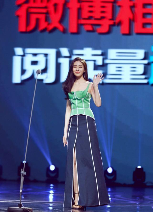 张天爱鹿晗同时发博引争议,衣品颜值胜过热巴