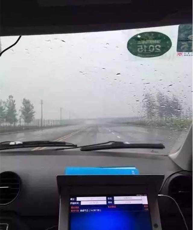 3,及时打开雨刷器 下雨时