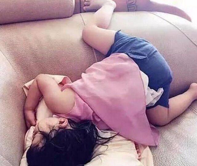 但到了沙发的奥莉这逆天睡姿惊掉大表姐一口牙,原来在梦里她也是女